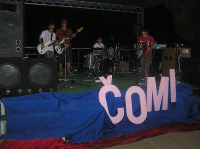 Det unga, mestadels lokala rockbandet vid den tjeckiska musikfestivalen vid Gradsko-sjön. Underbart!